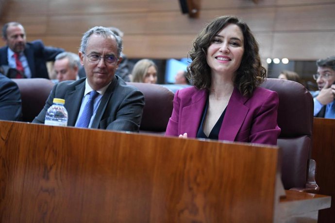 La presidenta de la Comunidad de Madrid, Isabel Díaz Ayuso, y el vicepresidente, consejero de Educación y Universidades, Enrique Ossorio, durante una sesión plenaria en la Asamblea de Madrid, a 23 de marzo de 2023, en Madrid (España).