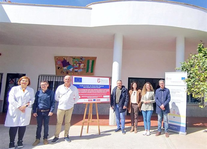 Firma del acta de replanteo de la actuación que sustituirá la caldera del Centro Ocupacional Antonio Callejas Arenas, en Santa Fe (Granada).