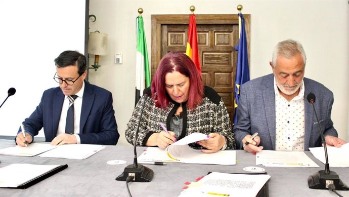 La Junta y las diputaciones firman un convenio para evitar la exclusión financiera en 103 municipios extremeños