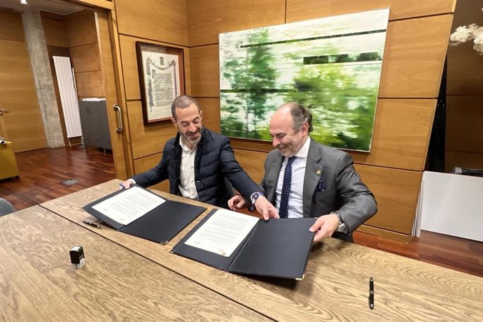 El alcalde de Siero, Ángel García, y el rector de la Universidad de Oviedo, Ignacio Villaverde