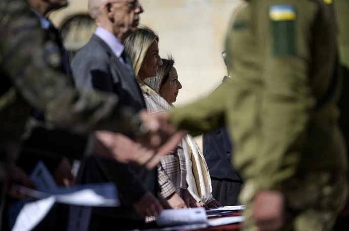 La ministra de Defensa, Margarita Robles, despide a 200 soldados ucranianos formados en la Academia de Infantería de Toledo