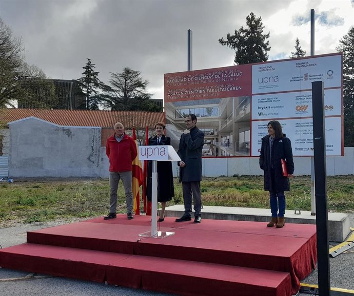 La presidenta de Navarra, María Chivite, el vicerrector de la UPNA Martín Larraza, y los arquitectos José María Errea y Sara Velázquez en el acto simbólico de inicio de obras del edificio de la facultad de Ciencias de la Salud de la UPNA