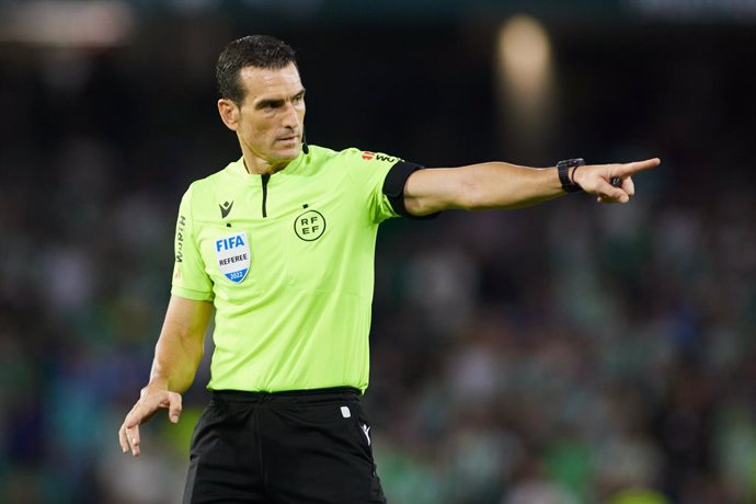 Archivo - Martinez Munuera, referee, gestures during the spanish league, La Liga Santander, football match played between Real Betis and CA Osasuna at Benito Villamarin stadium on August 26, 2022, in Sevilla, Spain.