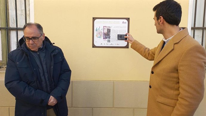 El alcalde de Medina de Rioseco, David Esteban, ha inaugurado hoy lunes la primera ruta urbana sobre la historia y tradiciones de la centenaria Semana Santa de la villa.