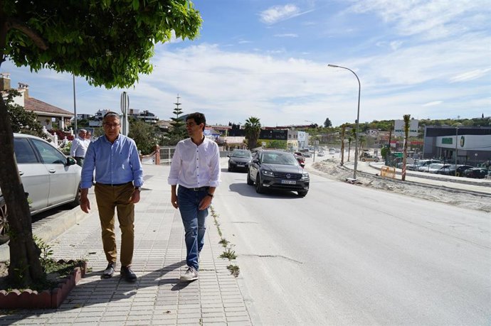 La Diputación de Málaga invierte un millón de euros en el arreglo de un tramo de la avenida de España, en Coín, la vía principal de entrada al municipio, que conecta los polígonos industriales y el centro comercial con el casco urbano.