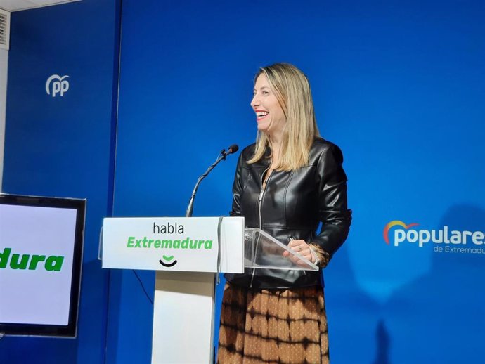 La presidenta del PP extremeño, María Guardiola, en rueda de prensa en Mérida tras reunirse con miembros de la Academia de Cine de Extremadura