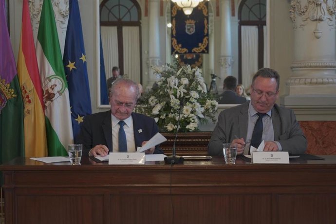 El Ayuntamiento de Málaga y Aisge firman un protocolo para crear un centro cultural en el edificio Fiat Lux