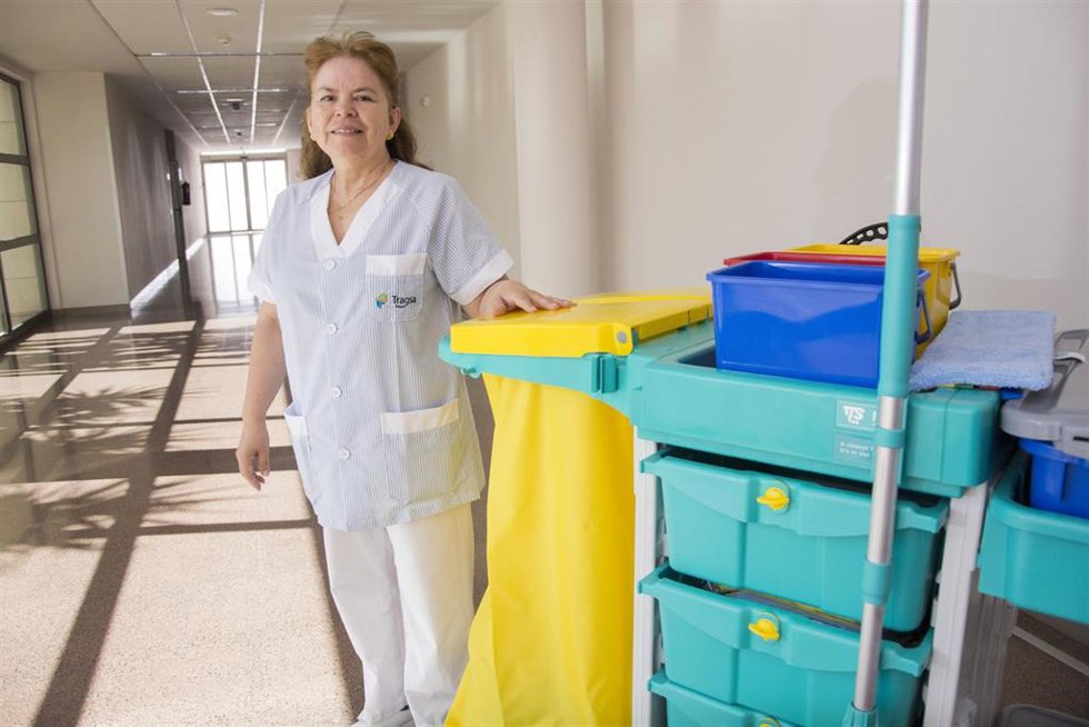 Archivo - Tragsa, limpiadora, hospital