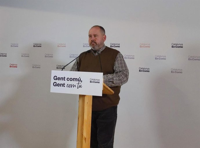 El portavoz de los comuns y diputado en el Congreso, Joan Mena, en rueda de prensa