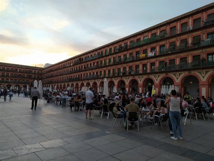 Archivo - Veladores de establecimientos de hostelería en la Plaza de la Corredera de Córdoba.