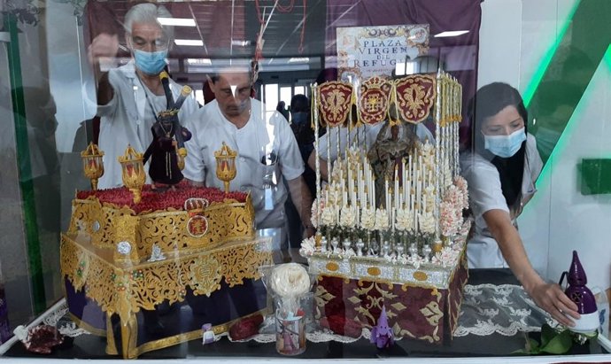 El Hospital Infanta Elena de Huelva acerca la Semana Santa de sus pueblos a los pacientes ingresados.