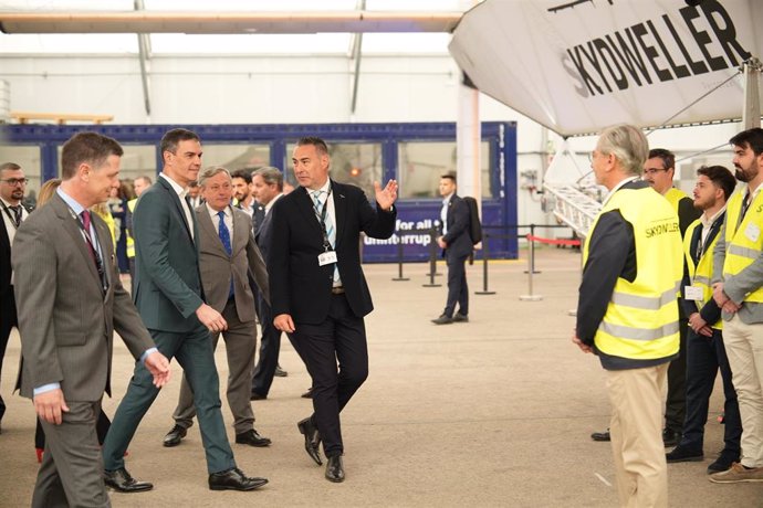 El presidente del Gobierno, Pedro Sánchez, visitando la empresa Skydweller en Albacete