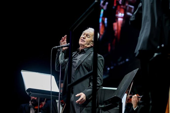 Archivo - El cantante Víctor Manuel. 