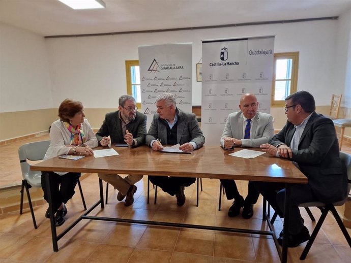 El delegado de la Junta de Comunidades en Guadalajara, Eusebio Robles, y el presidente de la institución provincial, José Luis Vega, en la reunión para abordar este convenio.