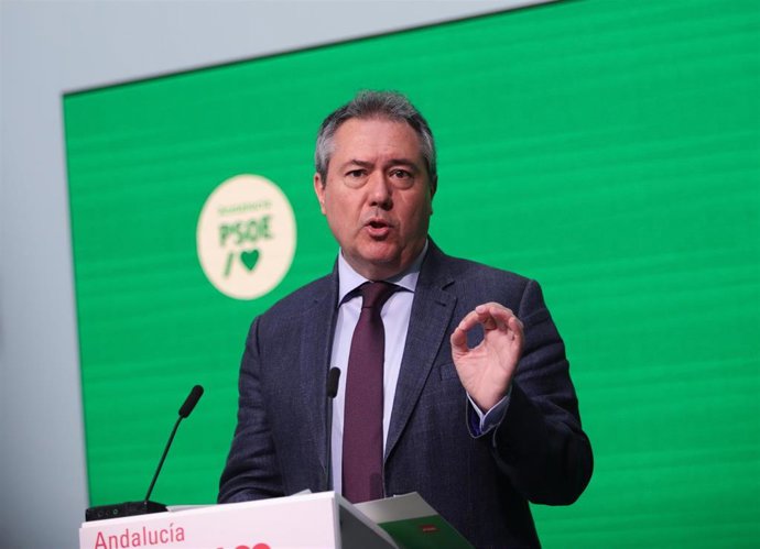 El secretario general del PSOE-A, Juan Espadas, en rueda de prensa en la sede del PSOE-A.