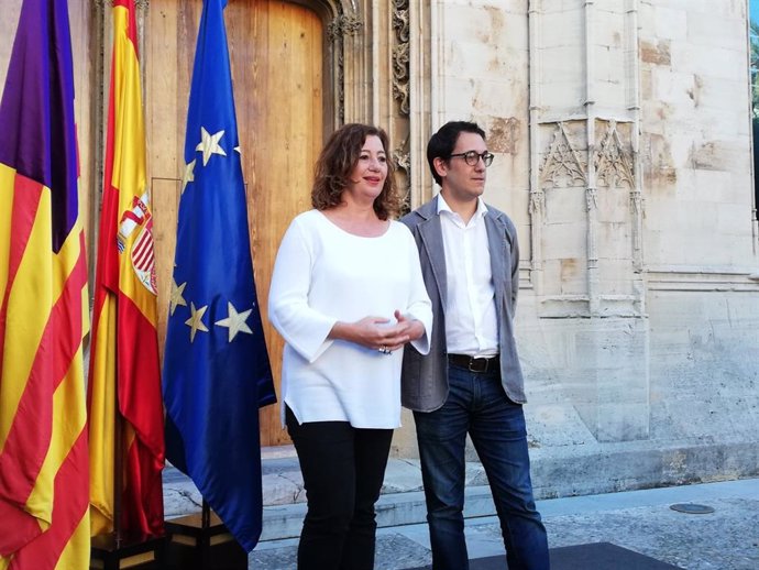 La presidenta del Govern, Francina Armengol, y el conseller de Modelo Económico, turismo y Trabajo, Iago Negueruela.