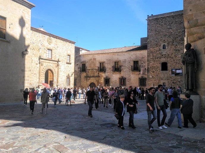 Archivo - Turistas en la Ciudad Monumental de Cáceres