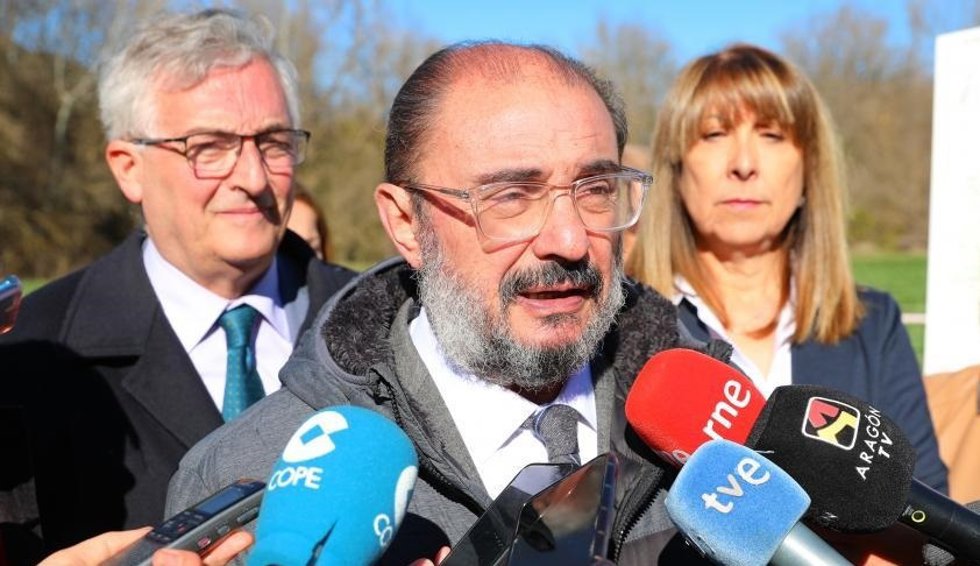 El presidente de Aragón, Javier Lambán, atiende a los medios de comunicación en su visita a obras de la depuradora en la zona 'Sabiñánigo Alto', con la alcaldesa, Berta Fernández, y el consejero de Agricultura, Ganadería y Medio Ambiente, Joaquín Olona.