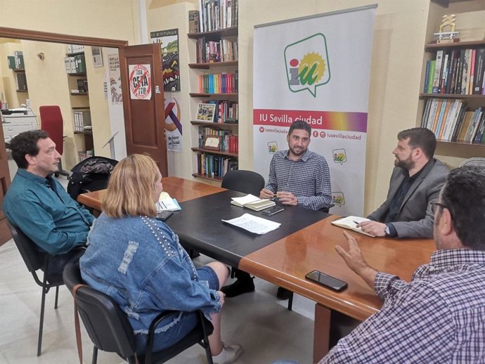 El candidato de Podemos-IU Ismael Sánchez, reunido con representantes de los trabajadores de la grúa municipal.