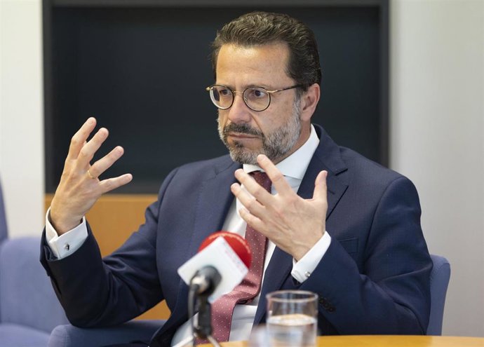 Archivo - El consejero de Economía, Javier Ferández-Lasquetty, durante una entrevista con Europa Press en la Asamblea de Madrid 