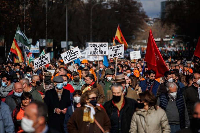 Archivo - Varios manifestantes con pancartas en la movilización en defensa del campo y del mundo rural y la futura Ley de Protección Animal, a 23 de enero de 2022, en Madrid (España). La asociación Alma Rural ha convocado la protesta bajo el nombre de l
