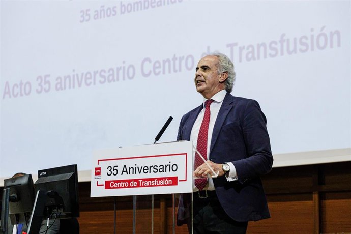 El consejero de Sanidad de la Comunidad de Madrid, Enrique Ruiz Escudero, interviene durante el acto de celebración del 35 aniversario del Centro de Transfusión, a 3 de abril de 2023, en Madrid (España).