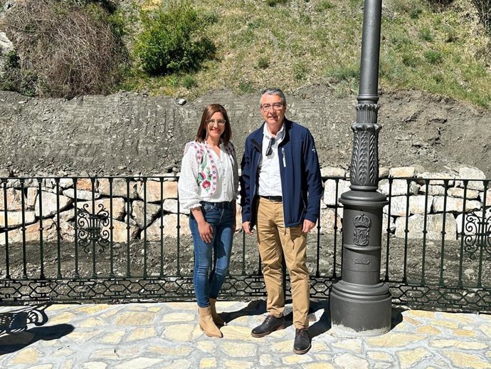 El presidente de la Diputación y la alcaldesa de Árchez durante su visita a la intervención.