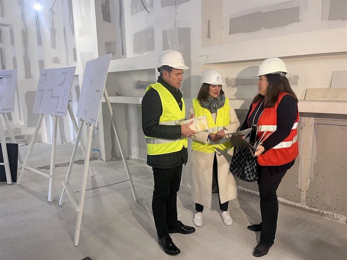 El consejero de Urbanismo, Víctor Serrano, y la vicealcaldesa, Sara Fernández, durante la visita de las obras del nuevo Centro de Visitantes de Zaragoza.