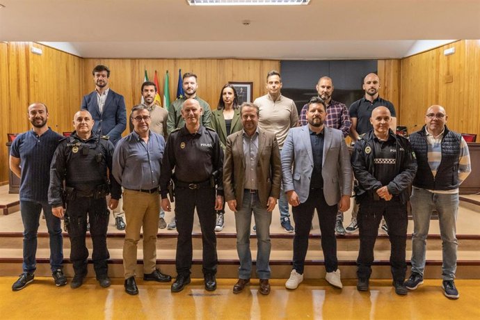 El alcalde de Mairena del Aljarafe, Antonio Conde, en el centro de la imagen, en el encuentro mantenido con los diez nuevos policías locales que se han incorporado a la plantilla del Cuerpo.