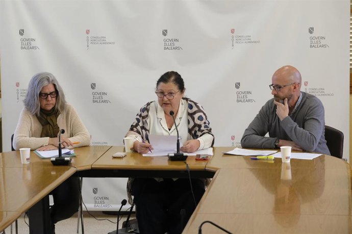 La jefa de servicio de coordinación ganadera de la Conselleria, Maria José Suasi, la consellera de Agricultura, Maede la Concha, y el director general, Fernando Fernández.