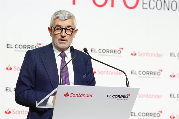 Archivo - El director de Banca Comercial de Santander España,  Ángel Rivera, interviene durante el Foro Expectativas Económicas, en el Palacio Euskalduna, a 12 de diciembre de 2022, Bilbao, Vizcaya, País Vasco (España). Durante el  foro, organizado por 