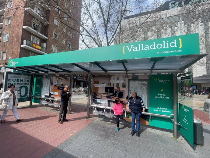 Parada de autobus en Valladolid que recrea una oficina de Eurocaja Rural.