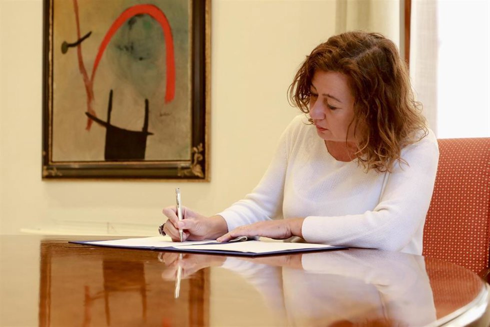 Armengol firma los decretos de disolución del Parlament y de convocatoria de elecciones.