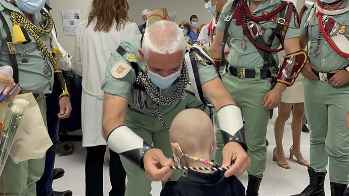 La Congregación de Mena y una delegación de La Legión visitan a los menores ingresados en el Materno