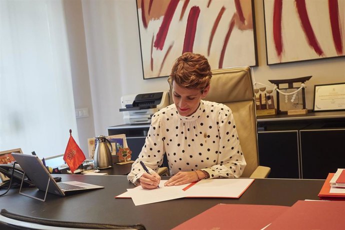 La presidenta del Gobierno de Navarra, María Chivite, firmando el decreto foral de convocatoria de elecciones al Parlamento foral.