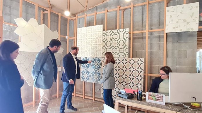 Visita del conseller de Medio Ambiente, Miquel Mir, a Huguet Rajoles Hidruliques.