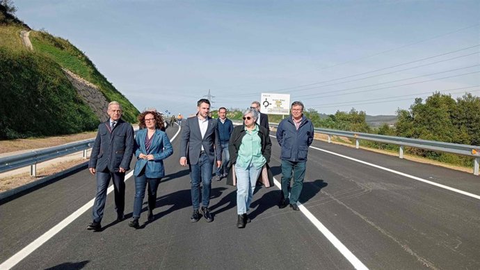 El viceconsejero de Infraestructuras, Movilidad y Territorio del Principado de Asturias, Jorge García, visita, junto a la alcaldesa de Gijón, Ana González , el vial que une la Zalia con La Peñona