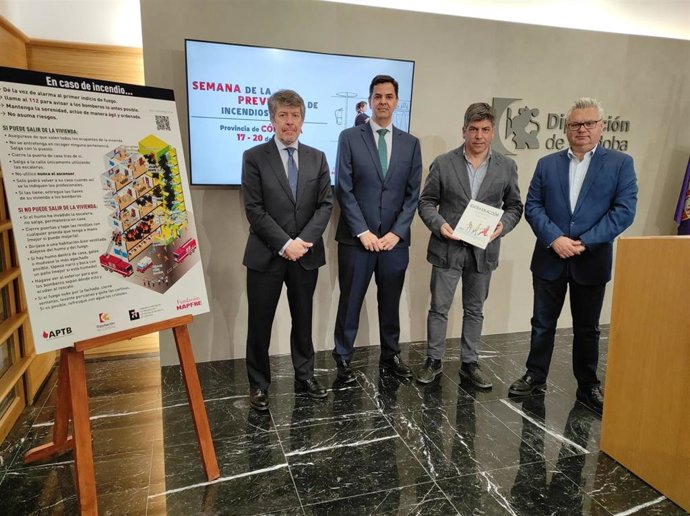 El presidente del Consorcio y delegado de Protección Civil, Rafael Llamas (segundo por la dcha.), en la presentación de la Semana de la Prevención de Incendios.