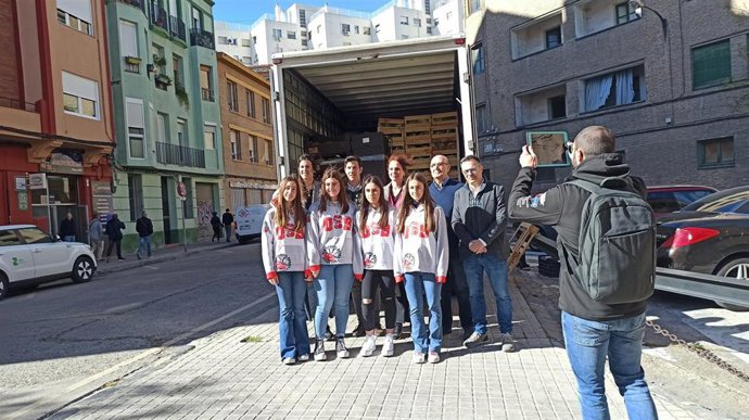 La Hermandad del Santo Refugio de Zaragoza recibe 1.450 kilos de alimentos donados por Mercado Central a través de los equipos que patrocina en el club OLD School Basket.