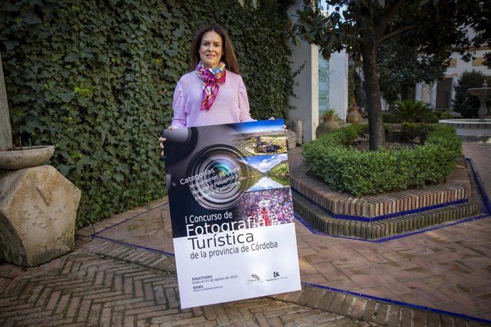 La vicepresidenta del Patronato y delegada de Turismo de la institución provincial, Inmaculada Silas, presenta el concurso de fotografía turística.
