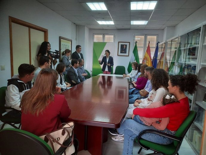 La delegada territorial de Agricultura, Pesca, Agua y Desarrollo Rural de la Junta de Andalucía en Sevilla, María Isabel Solís, se ha reunido este lunes en Osuna con jóvenes agricultores de la comarca agraria Campiña-Sierra Sur.