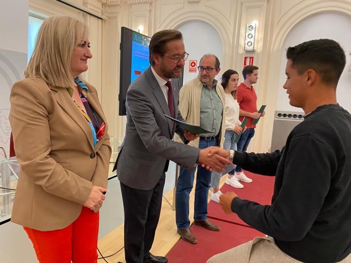 Entrega de ayudas a jóvenes agricultores en la sede de la Junta en Granada