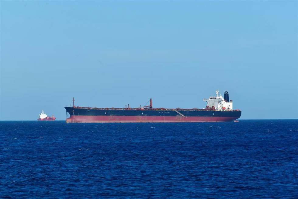 El buque Merope fondeado en la bahía de Ceuta después de haber realizado operaciones de trasvase de petróleo en aguas internacionales frente a las costas de Ceuta