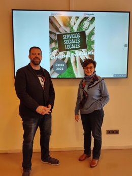 El concejal de Servicios Sociales y Desarrollo Comunitario, Iván Reinares, junto a la directora general, Carmen Tamayo