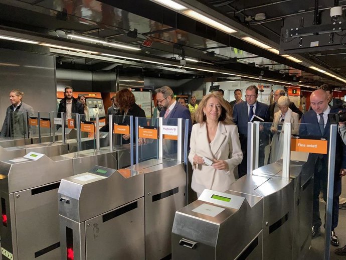 La ministra Raquel Sánchez, el conseller Juli Fernndez, la teniente de alcalde Laia Bonet y el delegado del Gobierno, Carlos Prieto, accediendo a la estación de Arc de Triomf de Barcelona.