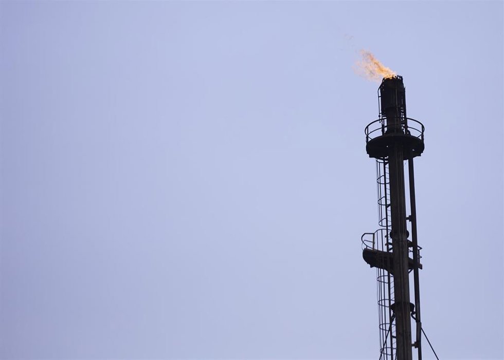 Archivo - Detalle de la chimenea durante la presentación del proyecto de Cepsa 'Valle andaluz del Hidrógeno Verde' en la Refinería Cepsa de San Roque, a 1 de diciembre de 2022 en Cádiz (Andalucía, España). La petrolera Cepsa, ha presentado en el día de