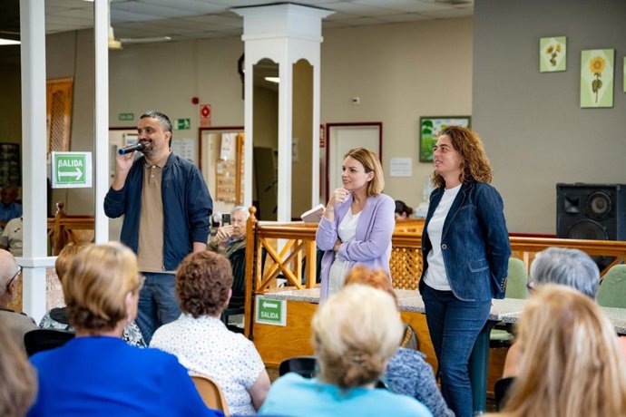 La consejera de Derechos Sociales del Gobierno de Canarias, Noemí Santana, visita el centro de mayores de Escaleritas, en Las Palmas de Gran Canaria