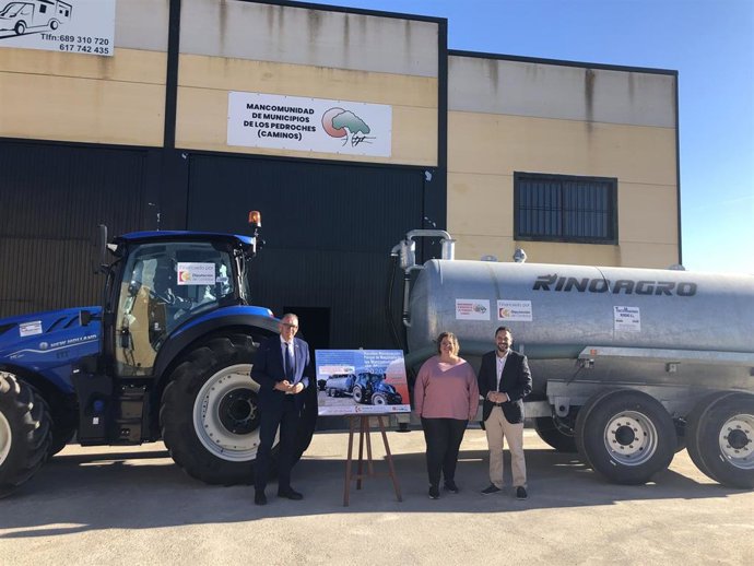 Entrega de un tractor y una cuba a la Mancomunidad de la Zona Centro del Valle de los Pedroches.
