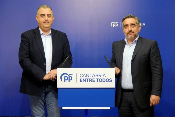 El diputado del PP en el Parlamento de Cantabria Roberto Media (izda) y el candidato del partido a la Alcaldía de Suances, Carlos Montes