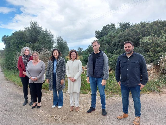 La consellera de Hacienda y Relaciones Exteriores, Rosario Sánchez, visita el solar que el Govern cede al Ayuntamiento de Manacor.